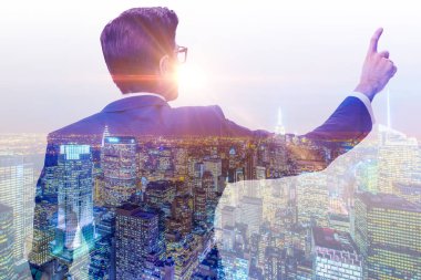 İş dünyasında şehir manzarasına karşı başarılı bir işadamı