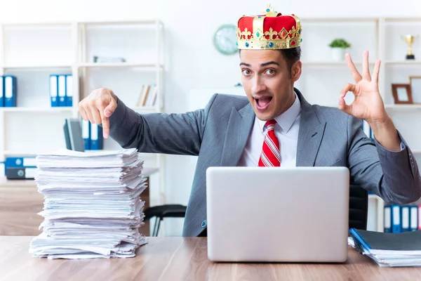 King businessman at his workplace — Stock Photo, Image