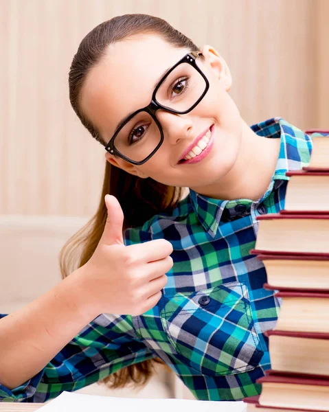 Jonge vrouwelijke student bereidt zich voor op examens — Stockfoto