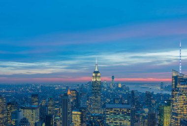 Günbatımında New York Manhattan 'ın gece manzarası