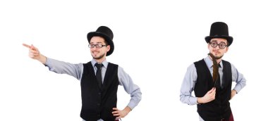 Şapkalı genç adam beyazlar içinde.