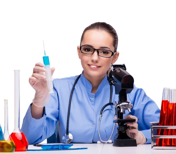 Mladý lékař s injekční stříkačkou izolovanou na bílém — Stock fotografie