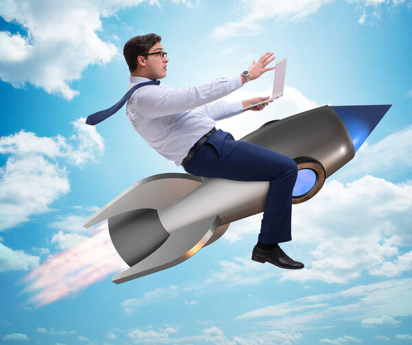 Бизнесмен, летящий на ракете в бизнес-концепции