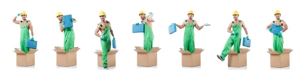 Человек в комбинезоне с коробками — стоковое фото