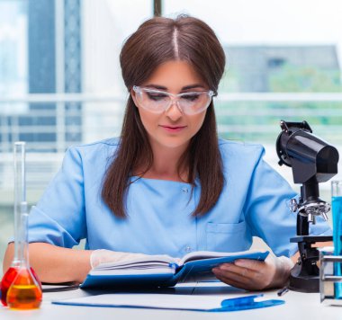 Laboratuvarda çalışan genç kadın