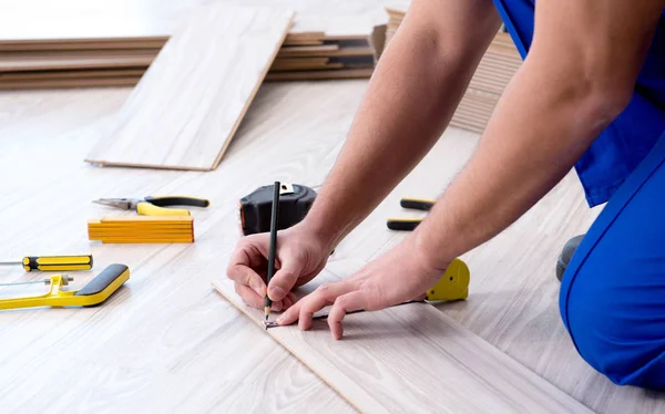 Può posa pavimenti in laminato a casa — Foto Stock