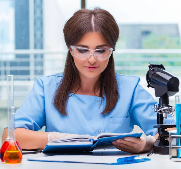 A laboratóriumban dolgozó fiatal nő — Stock Fotó