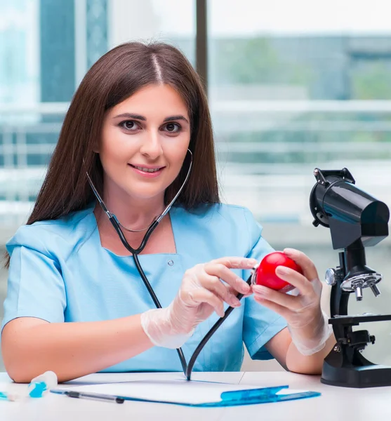 Unga kvinnliga läkare arbetar i labbet — Stockfoto