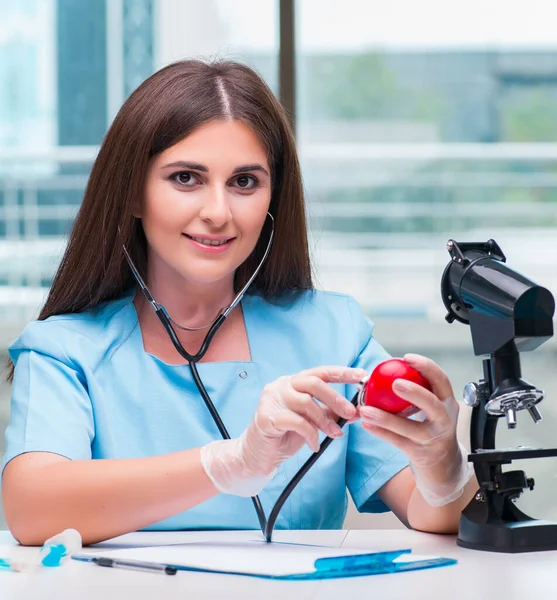 Doctora joven trabajando en el laboratorio —  Fotos de Stock