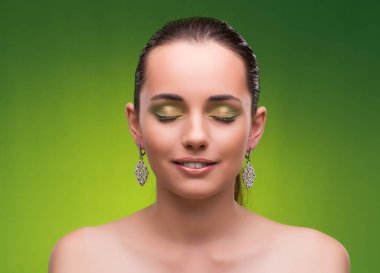 Güzellik kavramı yeşil zemin üzerine genç kadın