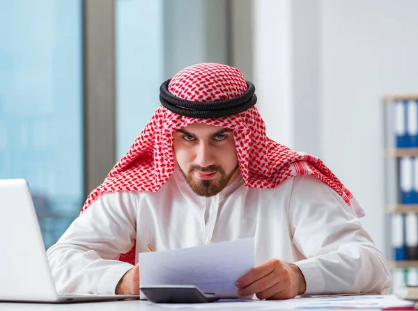 Uomo d'affari arabo che lavora sul computer portatile — Foto Stock