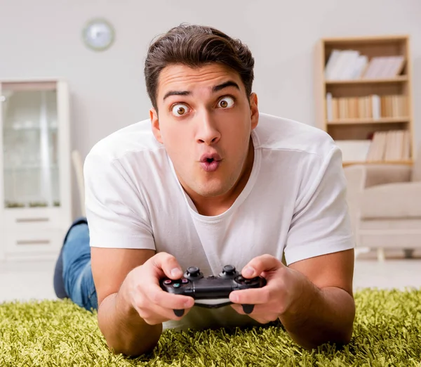 Mann süchtig nach Computerspielen — Stockfoto