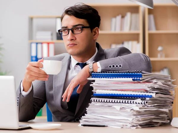 Stilig affärsman arbetar på kontoret — Stockfoto