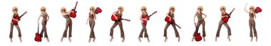 Afro kesimli ve gitarlı genç şarkıcı