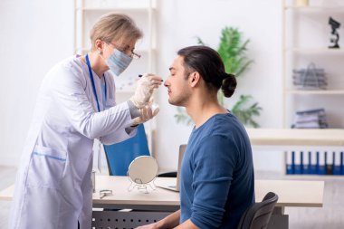 Genç hasta hastanede doktoru ziyaret ediyor.