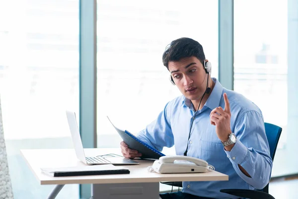 Operador de call center masculino no conceito de negócio — Fotografia de Stock