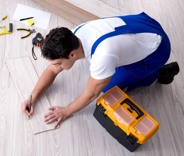 Può posa pavimenti in laminato a casa — Foto Stock