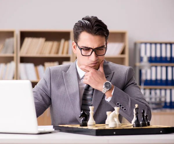 Jeune homme d'affaires jouant aux échecs dans le bureau — Photo