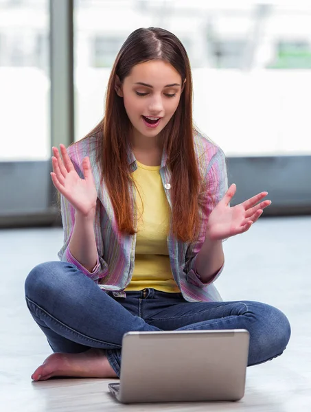 Junges Mädchen surft auf Laptop im Internet — Stockfoto