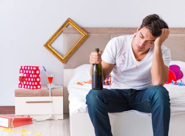 Yoğun bir Noel 'den sonra evde parti var.