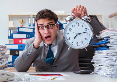 İş adamı aşırı çalışma nedeniyle teslim tarihini kaçırıyor