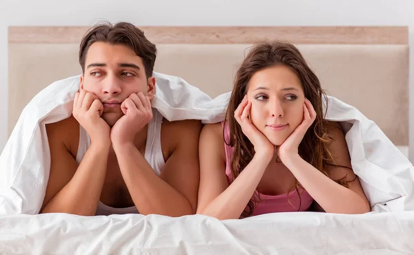 Familieconflict met echtgenoot in bed — Stockfoto