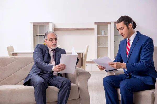 Twee zakenlieden bespreken zaken in functie — Stockfoto