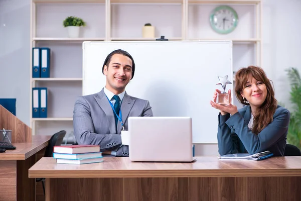 Konceptet man och kvinna i affärsmöte — Stockfoto