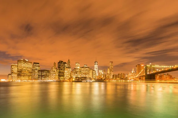 Nattutsikt över Manhattan och Brooklyn Bridge — Stockfoto