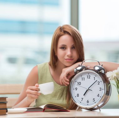 Çalar saati olan öğrenci sınavlara hazırlanıyor