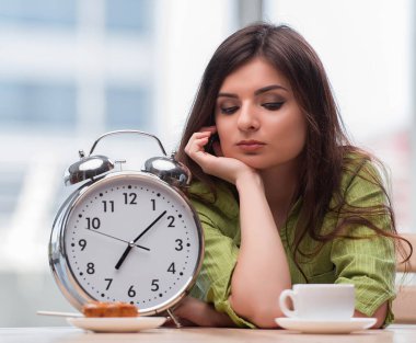 Çalar saati olan öğrenci sınavlara hazırlanıyor