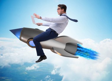 İş adamı iş konseptinde roketle uçuyor