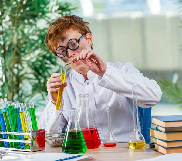 Ung galen kemist arbetar i labbet — Stockfoto
