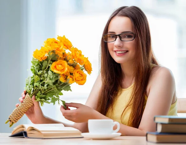 Ung flicka med present av blommor — Stockfoto