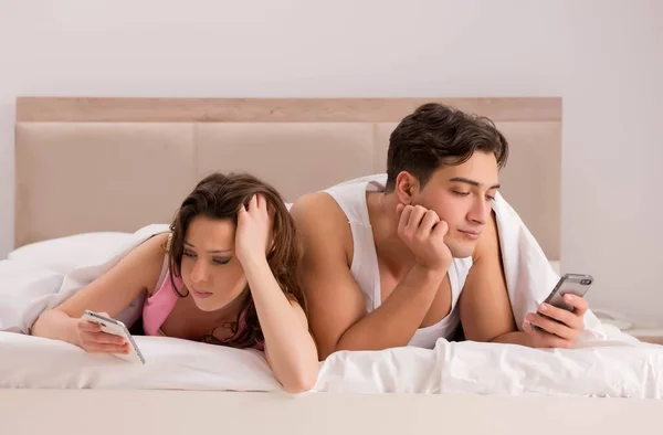 Conflicto familiar con la esposa marido en la cama — Foto de Stock