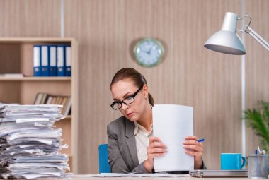 Ofiste çalışan iş kadını.