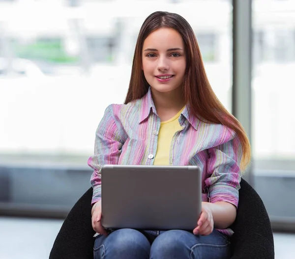 Jong meisje surfen internet op laptop — Stockfoto