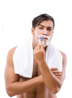 Yakışıklı adam, beyazın üzerinde tek başına tıraş oluyor.