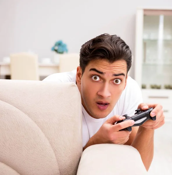 Man verslaafd aan computerspelletjes — Stockfoto