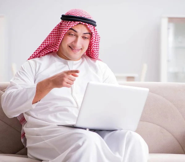 ソファの上でラップトップで働く若いアラブ人実業家 — ストック写真
