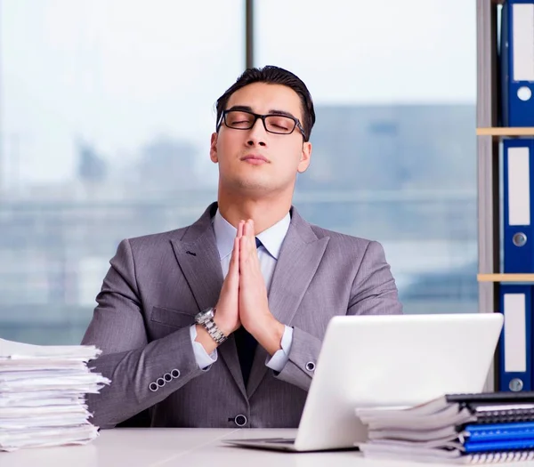 Geschäftsmann meditiert im Büro — Stockfoto