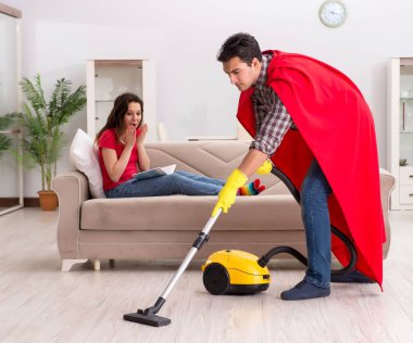 Süper kahraman koca karısına evde yardım ediyor.