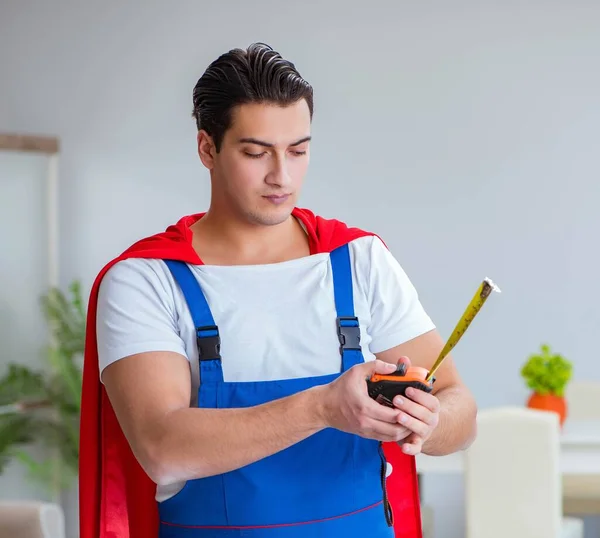 Super héroe reparador de trabajo en casa — Foto de Stock