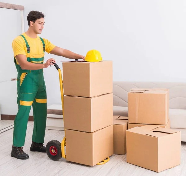 Vervoer werknemer leveren dozen aan huis — Stockfoto