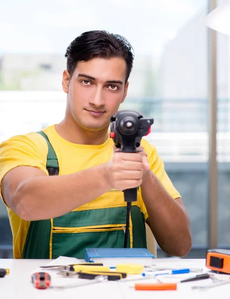 Trabajador de la construcción sentado en el escritorio —  Fotos de Stock