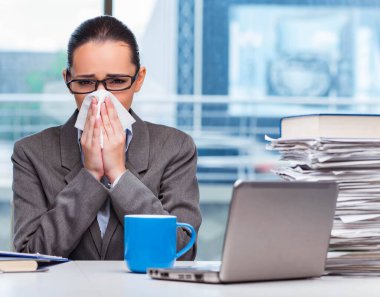 Ofiste çalışan genç bir iş kadını.