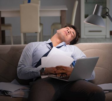 İşadamı işkolik evde geç saatlere kadar çalışıyor