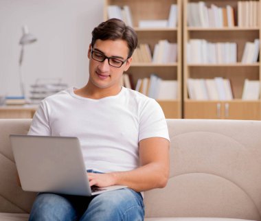 Kanepede oturan adam.