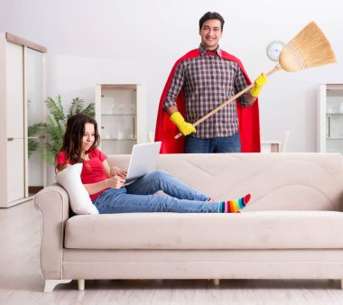 Süper kahraman koca karısına evde yardım ediyor.