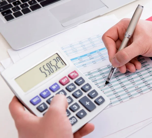 Finance analyst looking and financial reports — Stock Photo, Image